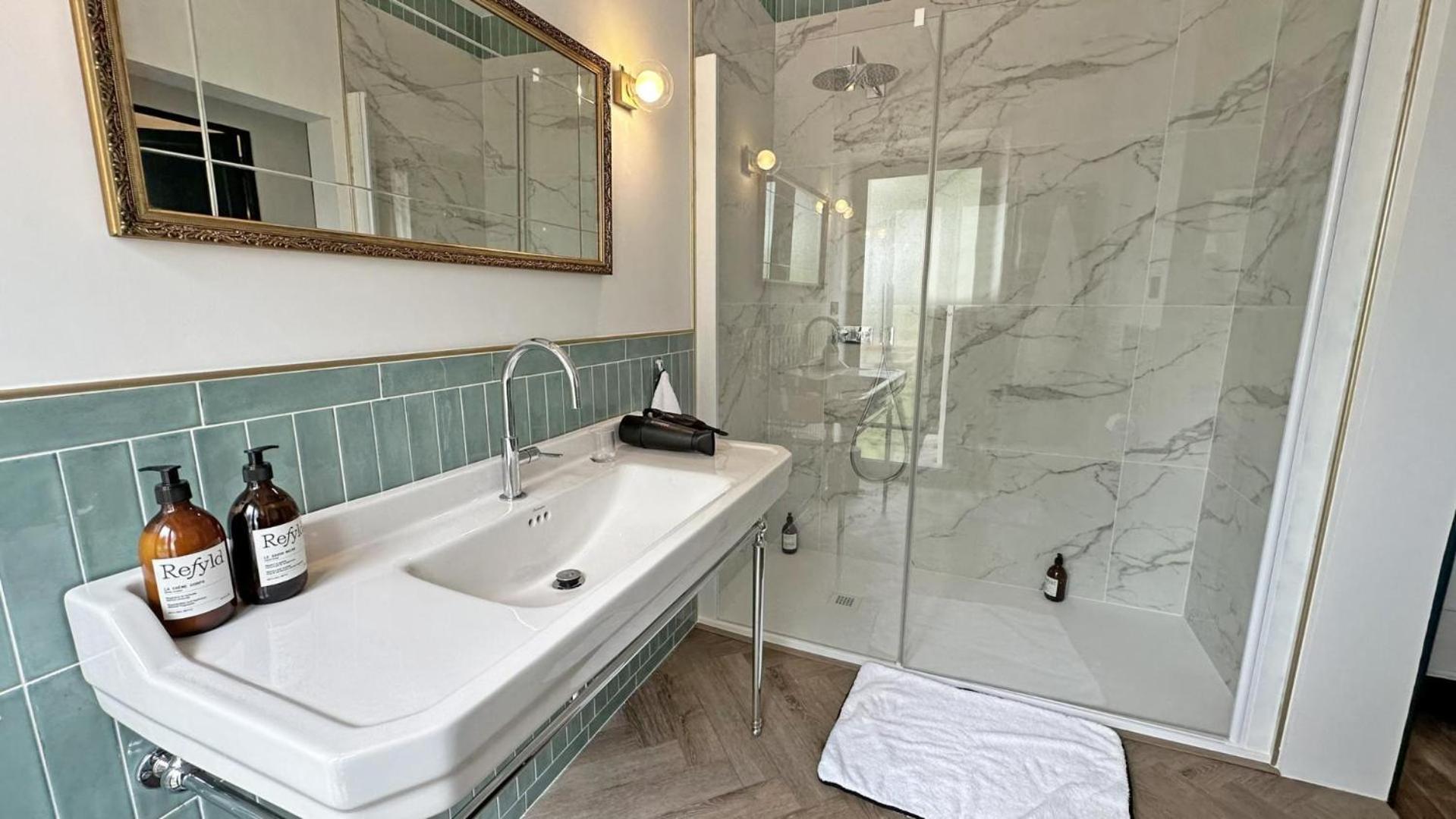 ロシュシュアール Le Manoir Des Perrieres Bed & Breakfast エクステリア 写真